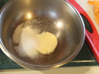 2、千层地瓜蛋糕,将糖和奶油拌融。