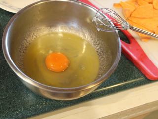 3、千层地瓜蛋糕,再加入一颗蛋,打匀。