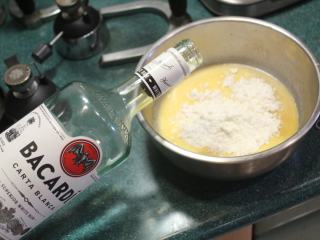 5、千层地瓜蛋糕,加入一大匙蓝姆酒增加风味。