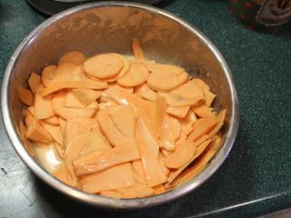 6、千层地瓜蛋糕,面浆拌匀后,放入地瓜片,让每片地瓜都沾上浆液。