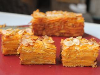 12、千层地瓜蛋糕,带着酒香的地瓜,松软好吃又有口感。温热的吃,好吃,放在冰箱冰凉了,风味更佳!