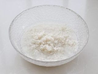 1、香菇滑鸡粥,大米用流动水淘洗两遍，再添入适量清水浸泡三十分钟左右。