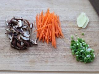 2、香菇滑鸡粥,干香菇提前五六个小时用清水泡发，胡萝卜切细丝，切姜片和葱花备用。