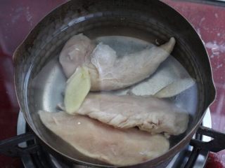 3、香菇滑鸡粥,鸡胸肉剔去筋膜冷水下锅，加入一汤匙料酒和姜片大火煮沸后改中火煮8-10分钟。我用的是鸡小胸，很快就煮熟了。