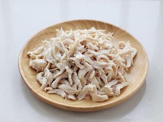 4、香菇滑鸡粥,煮熟的鸡胸肉捞出晾至不烫手状态，撕成细条或小丁状。