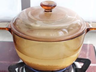5、香菇滑鸡粥,将浸泡好的大米捞出放进锅中，添入清水加盖大火煮至沸腾，再改成小火开盖煮。