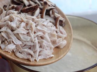 6、香菇滑鸡粥,将切好的香菇和鸡肉一同放入锅中，搅拌均匀煮15-20分钟。