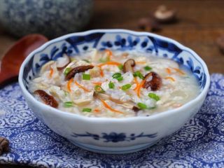9、香菇滑鸡粥,盛入碗中食用即可，简单美味的香菇滑鸡粥就做好了。
