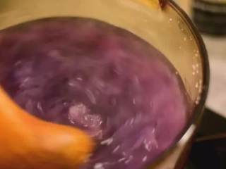 2、经常喝这碗银耳紫薯羹，会让你肌肤由内而外带出健康光泽,加入冰糖，熬煮至冰糖完全融化