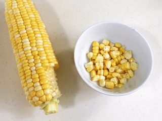2、馒头蔬菜什锦沙拉,把玉米粒剥下来。