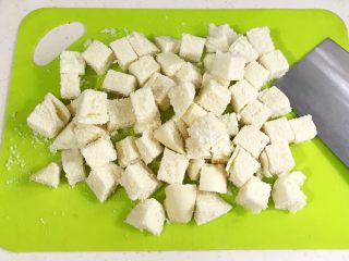 5、馒头蔬菜什锦沙拉,把馒头切成小方块。