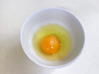 7、馒头蔬菜什锦沙拉,往鸡蛋液加入少许盐。