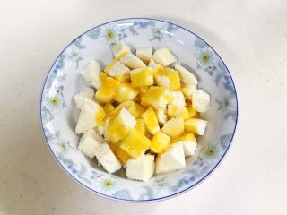 9、馒头蔬菜什锦沙拉,把鸡蛋液倒入馒头块中。