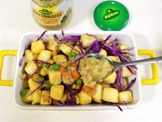 13、馒头蔬菜什锦沙拉,最后来上几勺蛋黄酱拌匀即可食用。