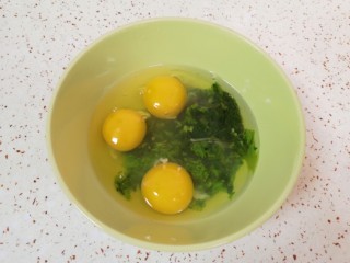 3、菠菜蛋卷,将菠菜碎末放入碗里，打入3个鸡蛋。