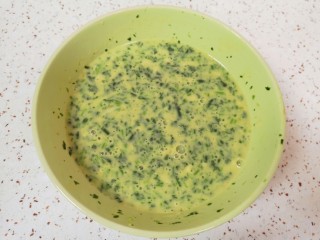 6、菠菜蛋卷,加入纯净水搅拌均匀。