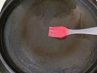 9、菠菜蛋卷,电饼铛预热，刷上一层食用油。