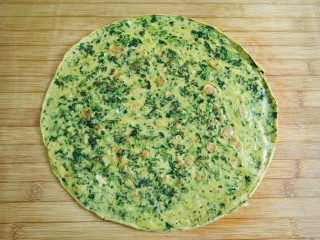 12、菠菜蛋卷,煎好的菠菜蛋饼取出。