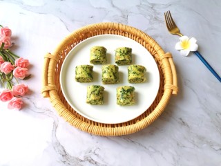 15、菠菜蛋卷,装盘。