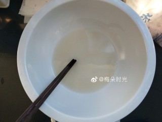 1、卡通馒头—小熊猫馒头,水，酵母，白糖，混合融化。