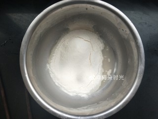 2、卡通馒头—小熊猫馒头,筛入面粉，和成面团。