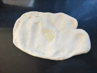 3、卡通馒头—小熊猫馒头,面团揉两三分钟后，抻开，加入植物油。（猪油也可以）