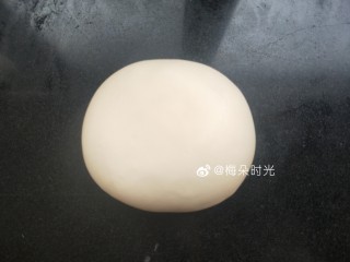 4、卡通馒头—小熊猫馒头,揉至表面光滑。揉面过程中尽量不要往里加干面粉。