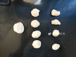 5、卡通馒头—小熊猫馒头,然后分面团，20克4个。12克4个。剩下的放着待用。