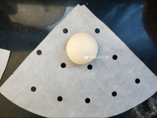 6、卡通馒头—小熊猫馒头,取一个20克面团揉圆。做熊猫的头