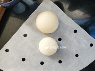7、卡通馒头—小熊猫馒头,12克的也揉圆。做熊猫的身子。