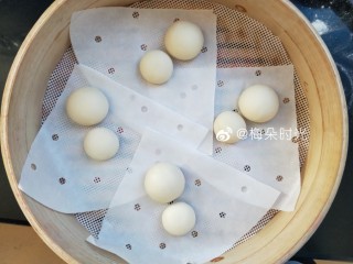8、卡通馒头—小熊猫馒头,放进笼屉里，大的在上，小的在下，两个面团之间留一点发酵的距离。