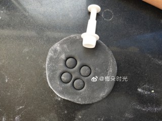 9、卡通馒头—小熊猫馒头,剩下的面团留出来一点白色待用，其余的加入竹炭粉揉成黑色面团，擀成片，用圆形模具压出四个圆形。