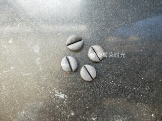 10、卡通馒头—小熊猫馒头,用刮刀把每个圆切成两半。