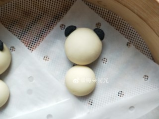 11、卡通馒头—小熊猫馒头,分别粘在熊猫的头部两侧做耳朵。
