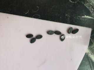 12、卡通馒头—小熊猫馒头,再用椭圆模具压出8个椭圆形。