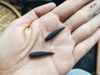 14、卡通馒头—小熊猫馒头,再用压耳朵的圆形模具压出16个圆形，每个圆形搓成水滴形来做熊猫的四肢。