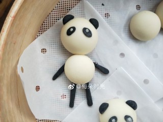 15、卡通馒头—小熊猫馒头,四肢稍微长一点，如果太短的话一发酵，一蒸，会看不到了。