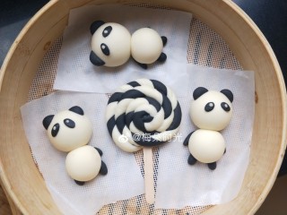 16、卡通馒头—小熊猫馒头,这是之前做过的，就是四肢做的太短了。