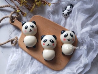 17、卡通馒头—小熊猫馒头,蒸熟以后几乎看不到了，感觉只看到身体。