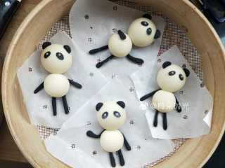 18、卡通馒头—小熊猫馒头,可以做成姿势不一样的。