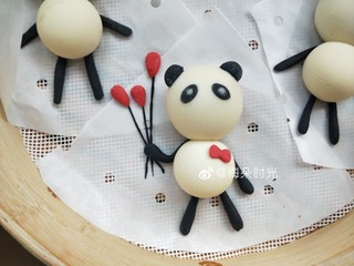 19、卡通馒头—小熊猫馒头,剩了一点白色面团，我加了红曲粉，给其中一只熊猫做了一个蝴蝶结????和几个气球????。