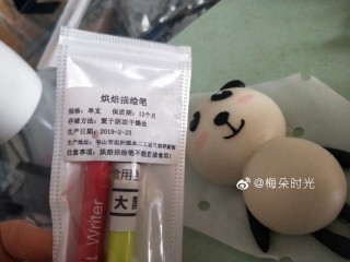 20、卡通馒头—小熊猫馒头,蒸好以后，用黑色烘培笔给每个小熊猫画上鼻子，嘴巴。没有烘培笔的话可以在制作面团的时候直接用黑色面团做出鼻子嘴巴。