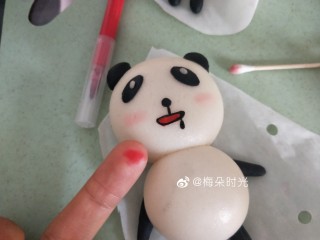 21、卡通馒头—小熊猫馒头,用红色烘培笔在手指上画几下，然后用棉棒蘸取颜色在熊猫的脸颊上轻轻涂几下，做腮红。不宜涂的太重。也可以用红曲粉溶于水代替。