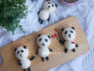 22、卡通馒头—小熊猫馒头,好了，超级可爱的熊猫????馒头就做好了，表情可以画成不一样的。