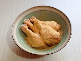 6、好吃不胖～无油低脂零失败的奥尔良面包糠烤鸡腿,再撒上奥尔良烤翅料。