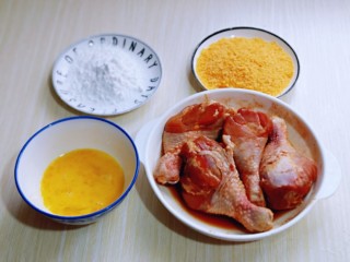 8、好吃不胖～无油低脂零失败的奥尔良面包糠烤鸡腿,准备好蛋液，面包糠，玉米淀粉，分别放在容器中。