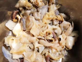 2、香葱爆海螺片,海螺肉片成薄片（这个步骤是最辛苦最费力的需要耐心更要小心不要片到手）用盐反复搓揉搓出大量的粘液用清水多冲洗几遍冲洗干净