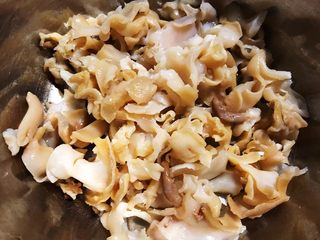 4、香葱爆海螺片,沥干水份的海螺肉肉备用