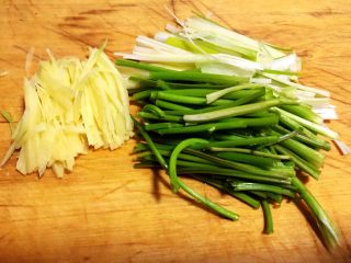 5、香葱爆海螺片,香菜取梗、葱、姜洗净切成丝或段