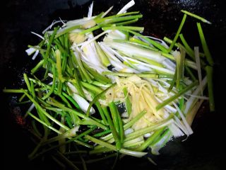 7、香葱爆海螺片,放入姜、葱香菜梗爆香